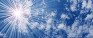 Un ciel ensoleillé avec des nuages