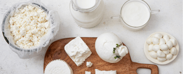 Une planche à découper avec du lait et différents types de fromage