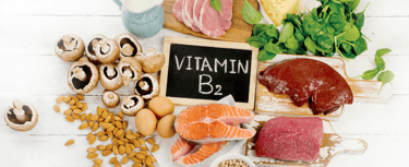 Des aliments contiennent de la vitamine B2 : des champignons, des amandes, du foie, du saumon…