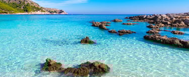 Cala de Mallorca con aguas turquesa y cristalinas