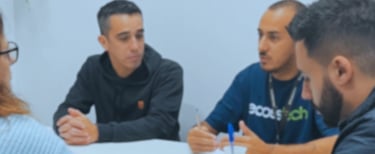 um grupo de pessoas sentadas ao redor de uma mesa