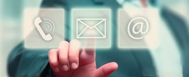 Illustration d’une main touchant des icônes de contact – email, téléphone, WhatsApp