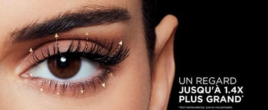 oeil de la femme avec cils courbés