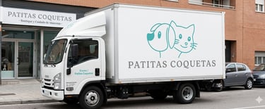 Camión de reparto Isuzu blanco de la boutique para mascotas Patitas Coquetas, con un logotipo de un 