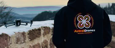 Pilote de drone de dos avec gilet Astral Drones