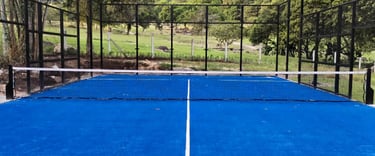 Una cancha de tenis, con una red de tenis.