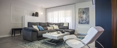 Proyecto de interiorismo de lujo, con molduras y madera tropical en Valterna