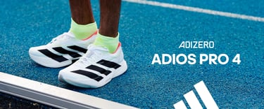 Tênis Adidas Adizero Adios Pro 4 branco com detalhes pretos para corrida de alta performance