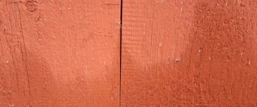 Bardage bois vertical sous la pluie avec peinture naturelle respirante