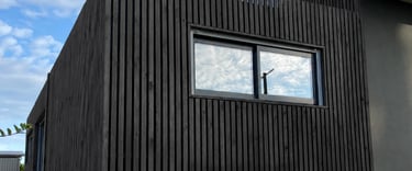 bardage bois brûlé noir mat style shou sugi ban sur façade bois extérieure