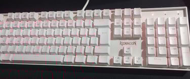 Teclado mecânico Redragon Mitra K551 branco com iluminação vermelha ligada – vista completa