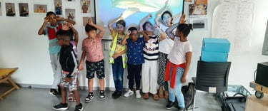groupe d'enfants quartiers prioritaires faisant le signe du requin