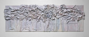 Opera astratta su tela con texture 3D, caratterizzata da drappeggi di tessuto e tonalità neutre real