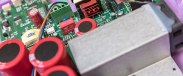 Dettaglio di una scheda elettronica industriale con componenti e cablaggi professionali