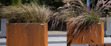 Metaliniai vazonai terasai ir kiemui