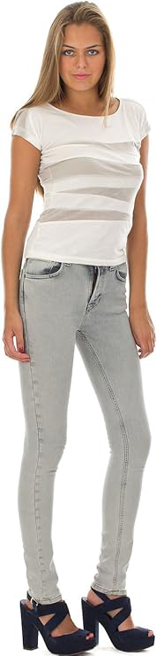 femme en jean gris