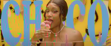 tournage en studio fond jaune avec décors en arrière plan et une femme entrain de lécher une glace