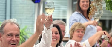 Mensen proosten tijdens een luxe verjaardagsdiner aan huis, verzorgd door Xagis Catering.