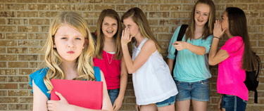 petite fille qui se fait critiquer par ses pairs à l'école