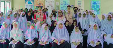 Tim kesehatan memeriksa data medis siswa dalam kegiatan skrining kesehatan sekolah di Indonesia