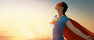 Femme normale déguisée en Superwoman. Confiance en soi.