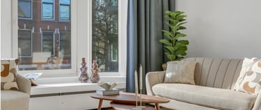 Luxe gestylde woonkamer met moderne meubels en accessoires, voorbereid voor de verkoop van een huis