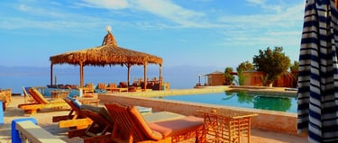 Piscine en bord de plage et bungalows indépendants au camp Bedouin Star à Ras Shitan, Égypte.