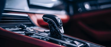 Levier de vitesse dans voiture sport, illustrant transformation data AI, à la meilleure vitesse