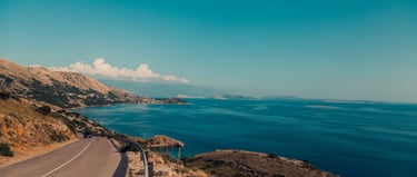 Route de bord de mer illustrant stratégie data, roadmap, feuille de route