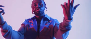 clip de ya levis en studio fond blanc