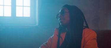 tournage en entrepot / hangar avec une fenêtre en arrière plan