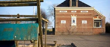 Leeg schoolplein na geforceerde schoolsluiting, toont eenzaamheid en gemis van gemeenschap