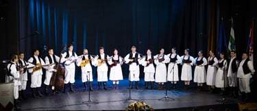 Tamburaški sastav FA Etno Siscia s vokalistima