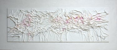 Opera d'arte  a tecnica mista con texture, composta da tessuto drappeggiato bianco, dettagli rosa e 