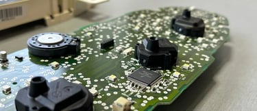 Foto tomada en el Laboratorio de Clairicar Reparando los pines del procesador del cuadro de un coche