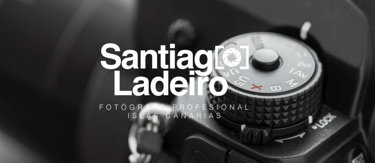 Logo de Santiago Ladeiro, fotógrafo profesional en Islas Canarias, sobre fondo de cámara fotográfica