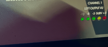 Unité de rack de limitation audio professionnelle avec compteurs VU LED et boutons de contrôle