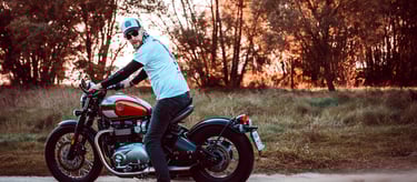 Triumph Boneville Bobber na tle wschodu słońca