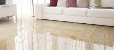 piso frio em destaque de uma sala com 2 sofás brancos