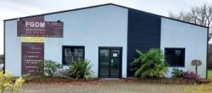 façade de bâtiment de la menuiserie FGDM tenu par l'artisan menuisier en Vendée