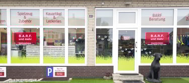 BARF Shop Foto Schaufenster mit Kundenparkplatz