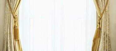 Fenêtre encadrée par deux doubles rideaux jaune damassés avec des embrases jaune à corde et gland