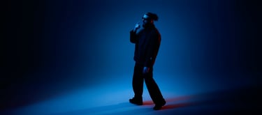 tournage sur fond blanc coloré du rappeur Souffrance - LES MOYENS