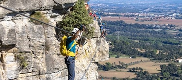 persona cruzando un puente colgante