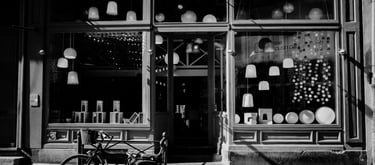 Photo d'une vitrine de boutique de luminaires