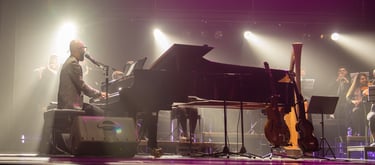 David De Mata playing a piano in a concert