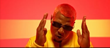 clip de aknose en studio video sur fond blanc avec un effet de lumière rouge et jaune
