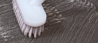 Limpieza de porcelanatos con cepillo suave y jabon neutro