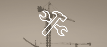 Grue à tour en arrière-plan avec icônes de clé et marteau représentant les services de réparation SM