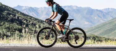 Femme cycliste dans la montagne